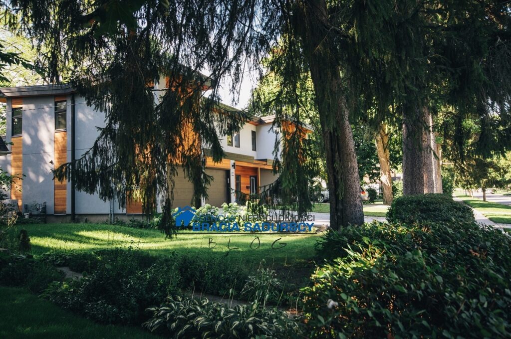 Zdjęcie dotyczące mieszkanie na przedmieściu Sadurscy